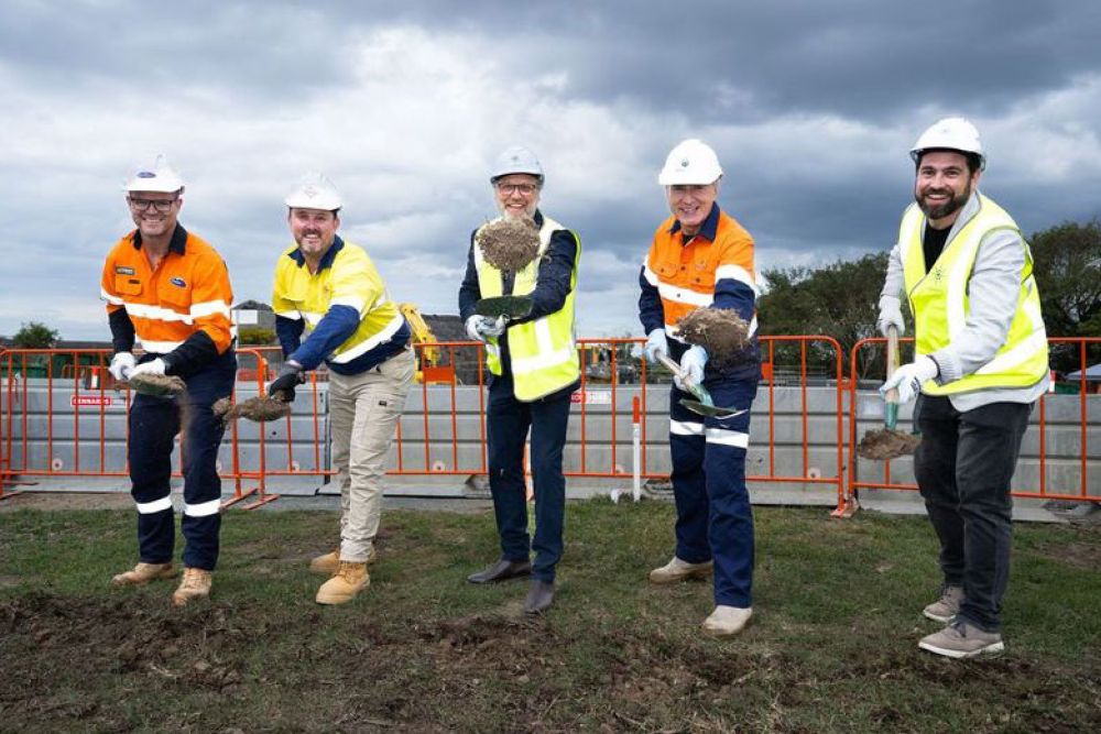 Akaysha Enery's Paul Curnow and construction partners wearing high-viz ceremoniously turning the first sod to mark the beginning of the Brendale BESS construction phase.