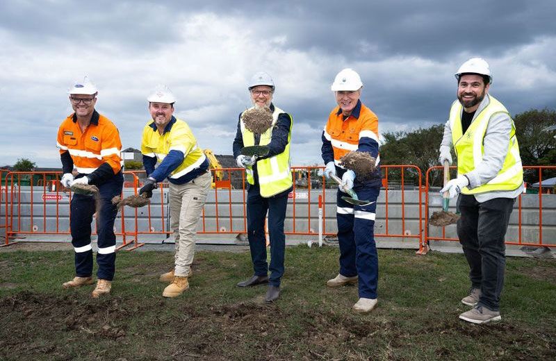 Akaysha Enery's Paul Curnow and construction partners wearing high-viz ceremoniously turning the first sod to mark the beginning of the Brendale BESS construction phase.