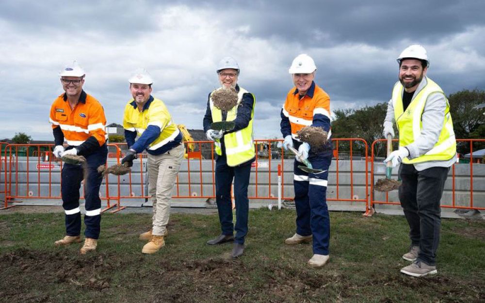 Akaysha Enery's Paul Curnow and construction partners wearing high-viz ceremoniously turning the first sod to mark the beginning of the Brendale BESS construction phase.